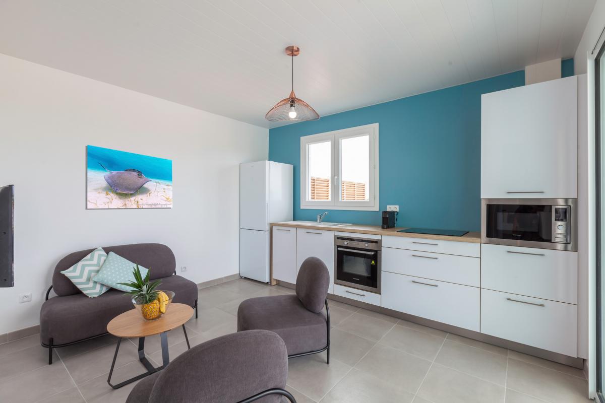10 Location-villa-piscine-vue-mer-trois-ilets_cuisine-et-salon